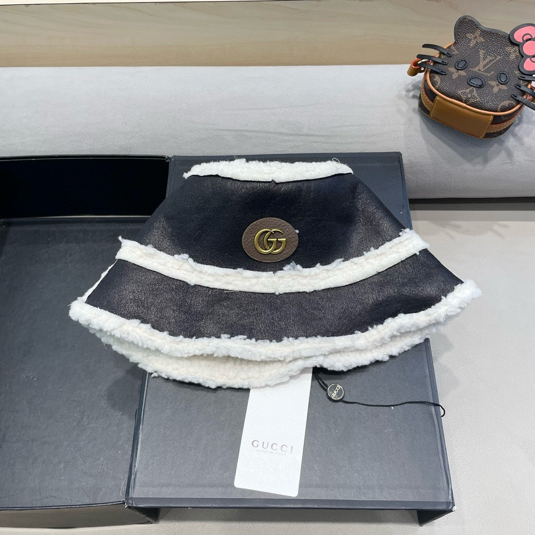 GUCCI BUCKET HAT IN BLACK LAMBSKIN AND WHITE FLEECE 426223