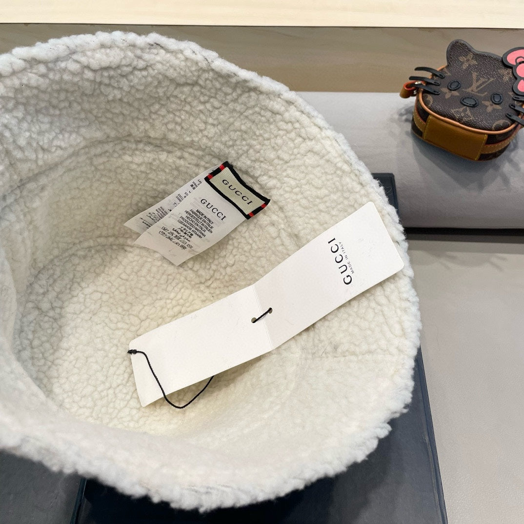 GUCCI BUCKET HAT IN BLACK LAMBSKIN AND WHITE FLEECE 426223