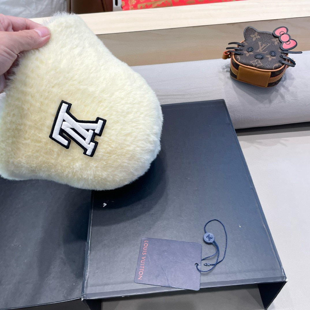LOUIS VUITTON BUCKET HAT IN CREAM BEIGE RABBIT FUR 426225