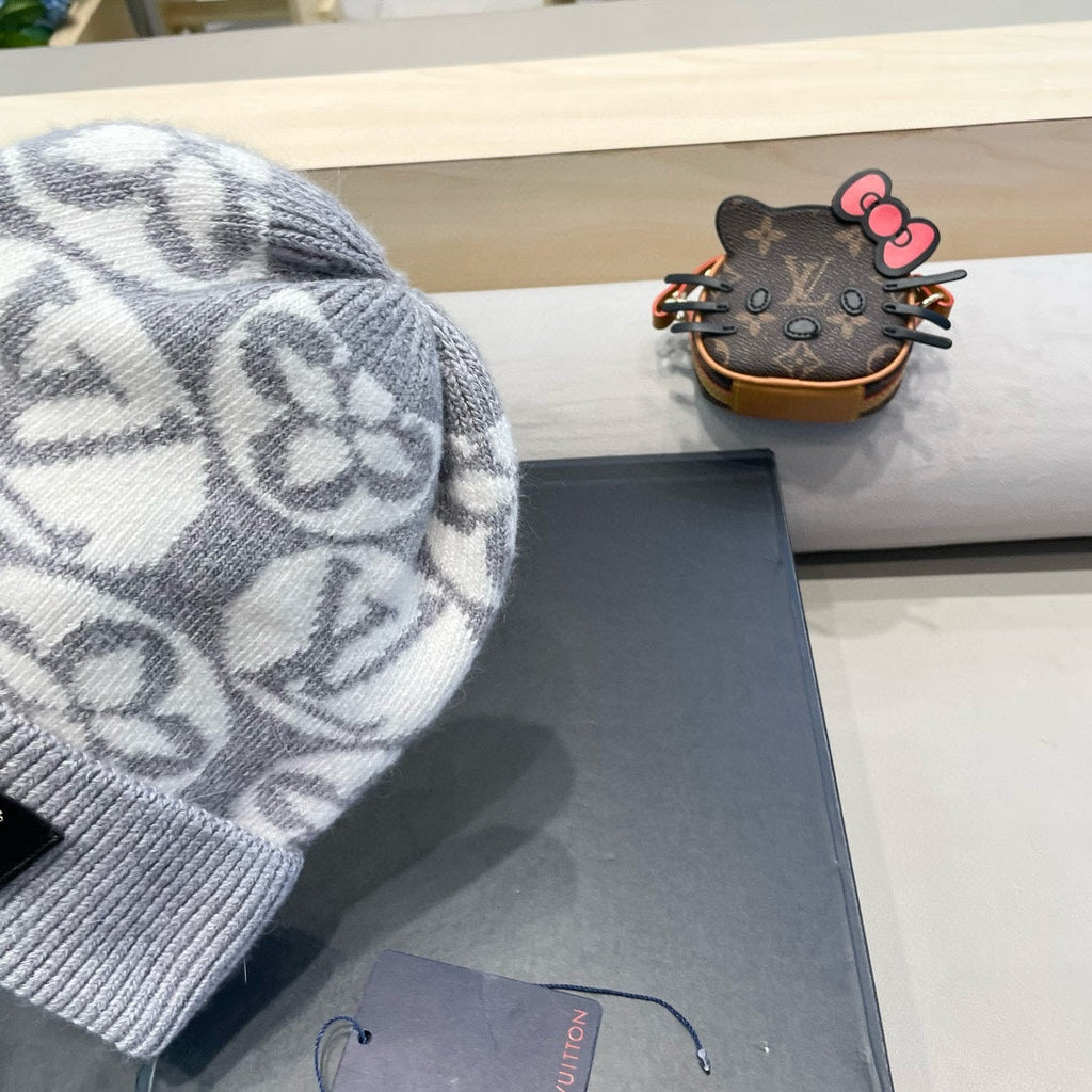 LOUIS VUITTON KNITTED BEANIE HAT IN LIGHT GRAY MIX WHITE WOOL AND RABBIT FUR 426242