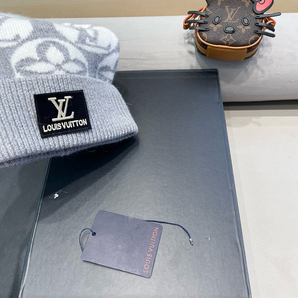 LOUIS VUITTON KNITTED BEANIE HAT IN LIGHT GRAY MIX WHITE WOOL AND RABBIT FUR 426242