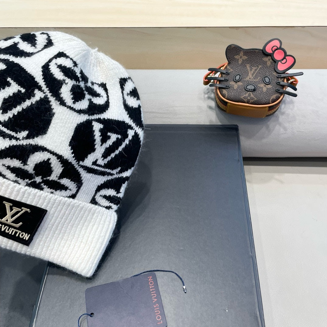 LOUIS VUITTON KNITTED BEANIE HAT IN WHITE MIX BLACK WOOL AND RABBIT FUR 426243