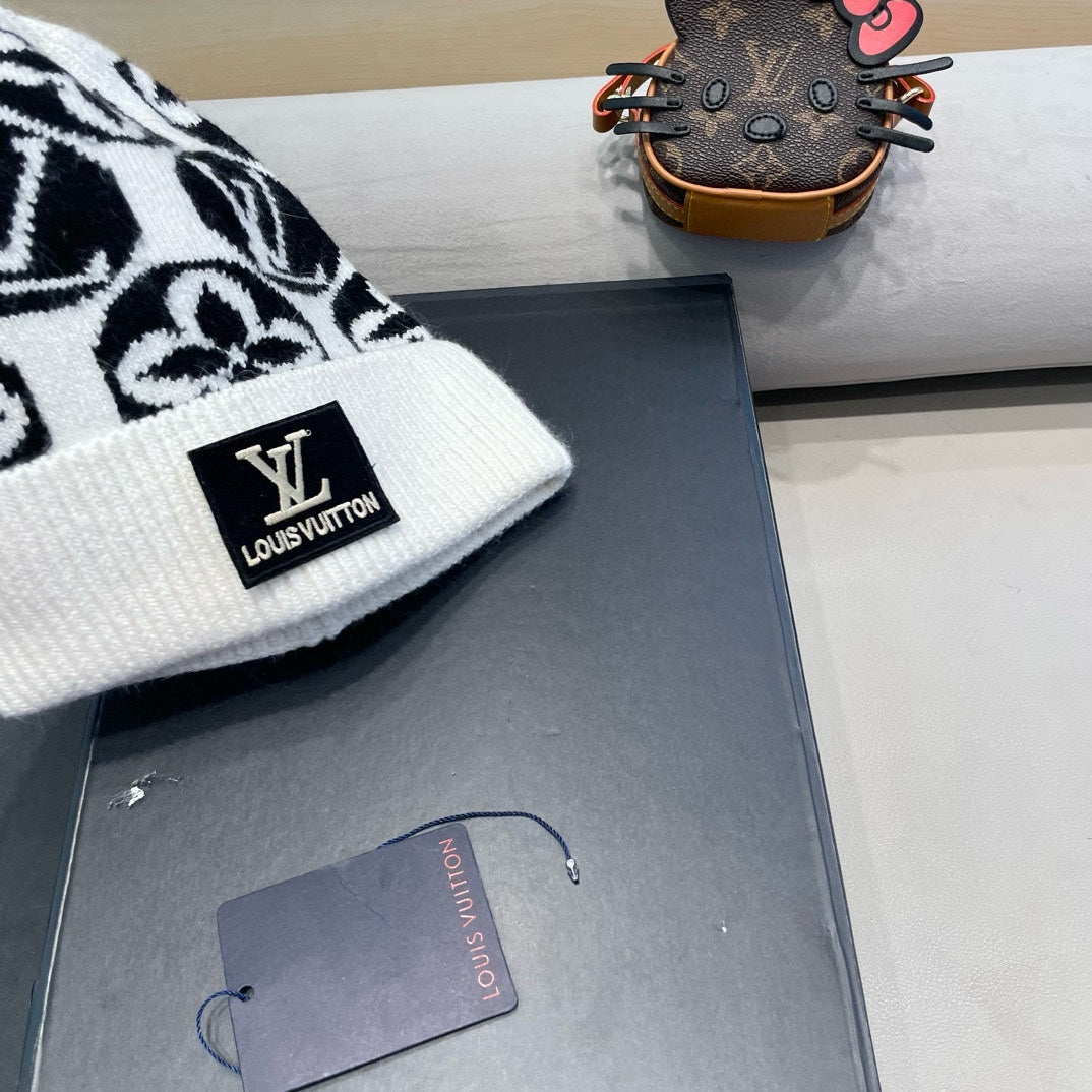 LOUIS VUITTON KNITTED BEANIE HAT IN WHITE MIX BLACK WOOL AND RABBIT FUR 426243
