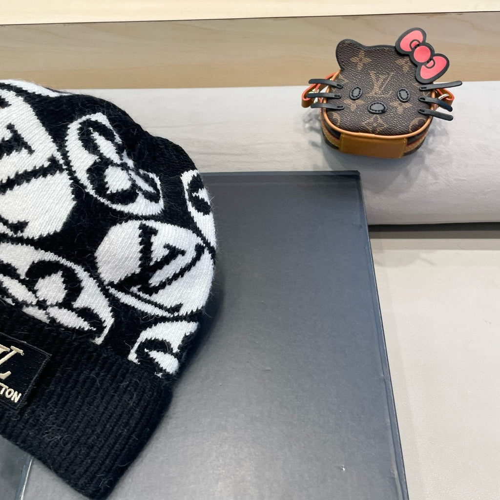 LOUIS VUITTON KNITTED BEANIE HAT IN BLACK MIX WHITE WOOL AND RABBIT FUR 426245