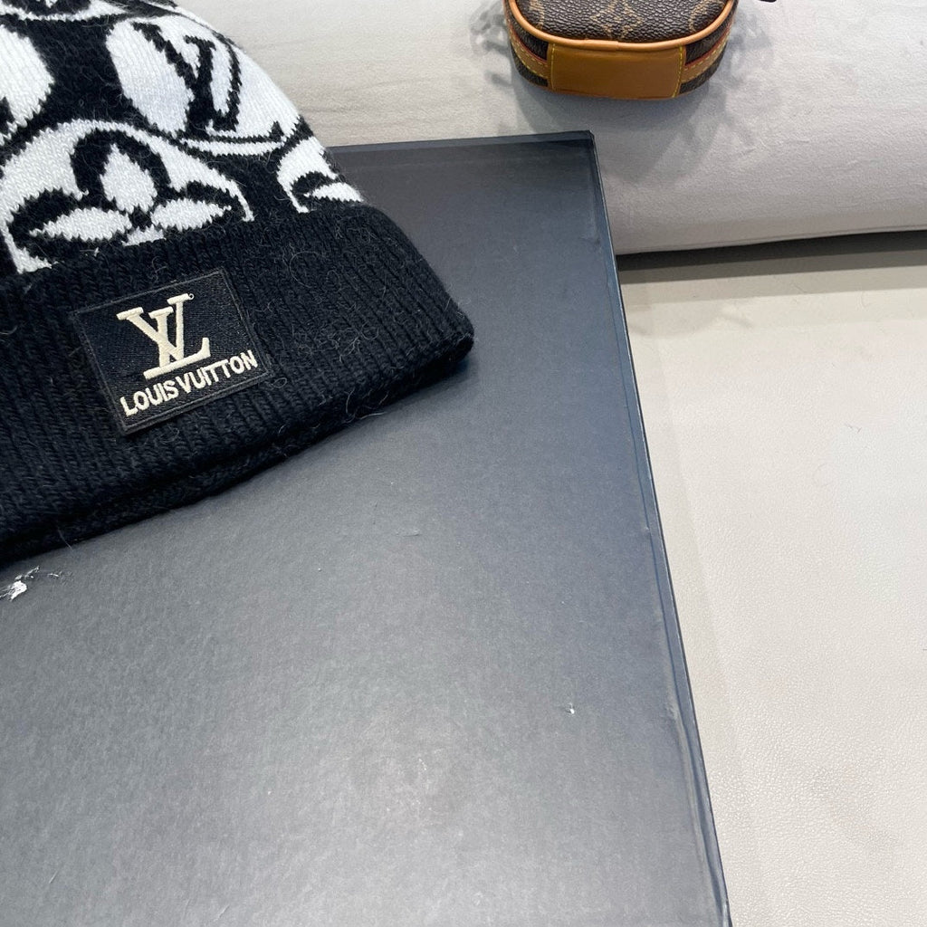 LOUIS VUITTON KNITTED BEANIE HAT IN BLACK MIX WHITE WOOL AND RABBIT FUR 426245