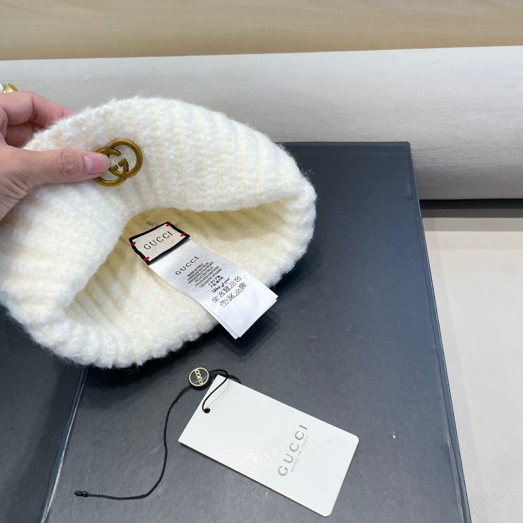 GUCCI BEANIE HAT IN WHITE WOOL 434957