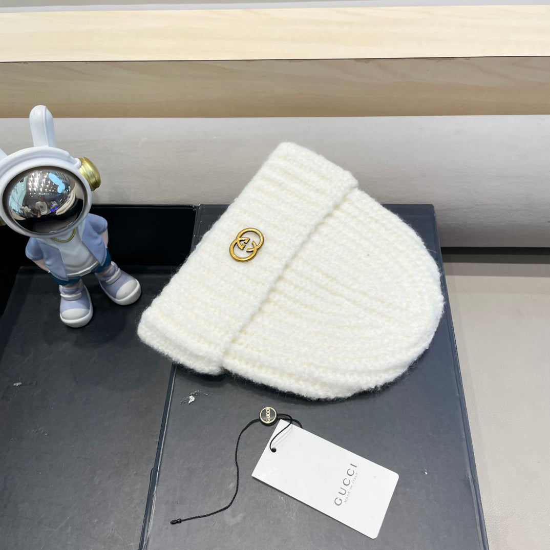 GUCCI BEANIE HAT IN WHITE WOOL 434957
