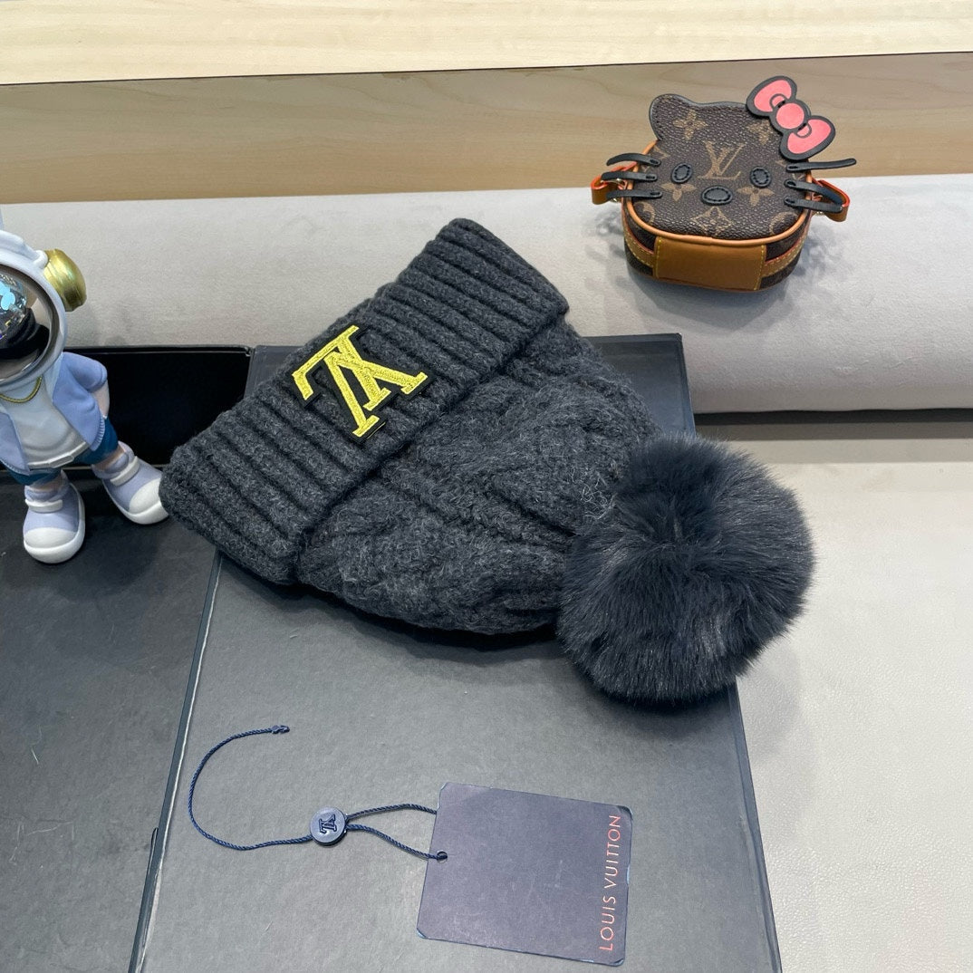 LOUIS VUITTON KNITTED BEANIE HAT IN BLACK WOOL AND LAMB FUR 430044