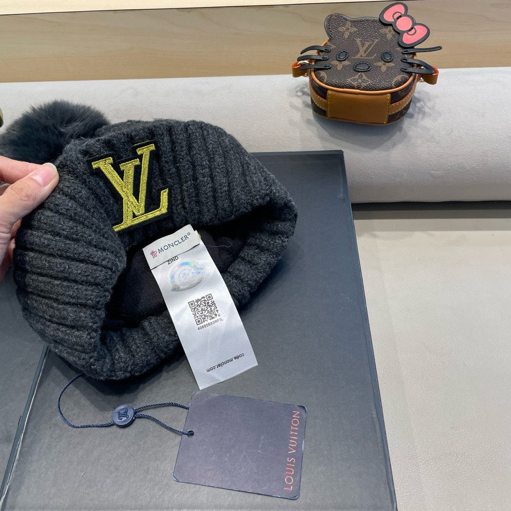 LOUIS VUITTON KNITTED BEANIE HAT IN BLACK WOOL AND LAMB FUR 430044