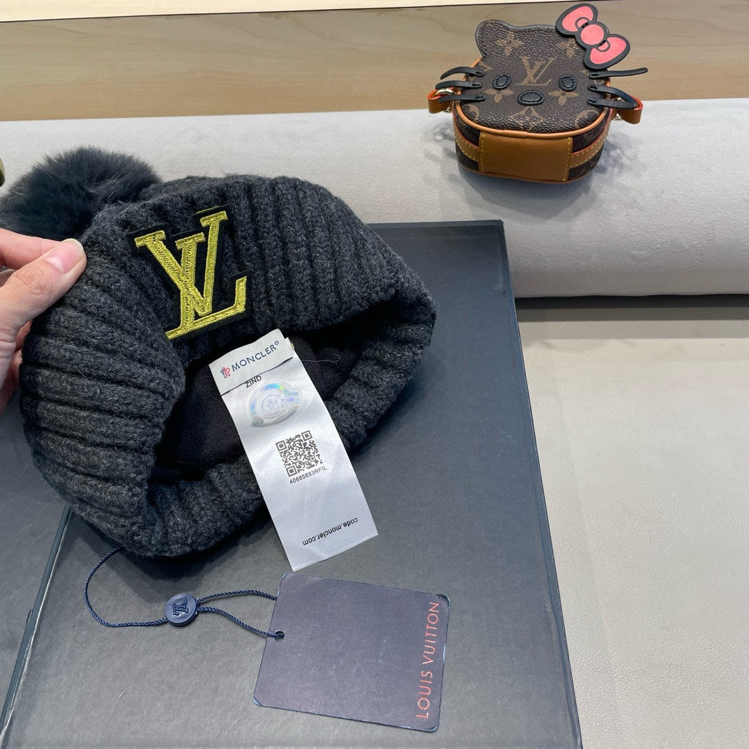 LOUIS VUITTON KNITTED BEANIE HAT IN BLACK WOOL AND LAMB FUR 430044