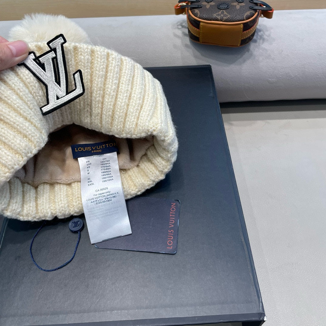 LOUIS VUITTON KNITTED BEANIE HAT IN BEIGE WOOL AND LAMB FUR 430045