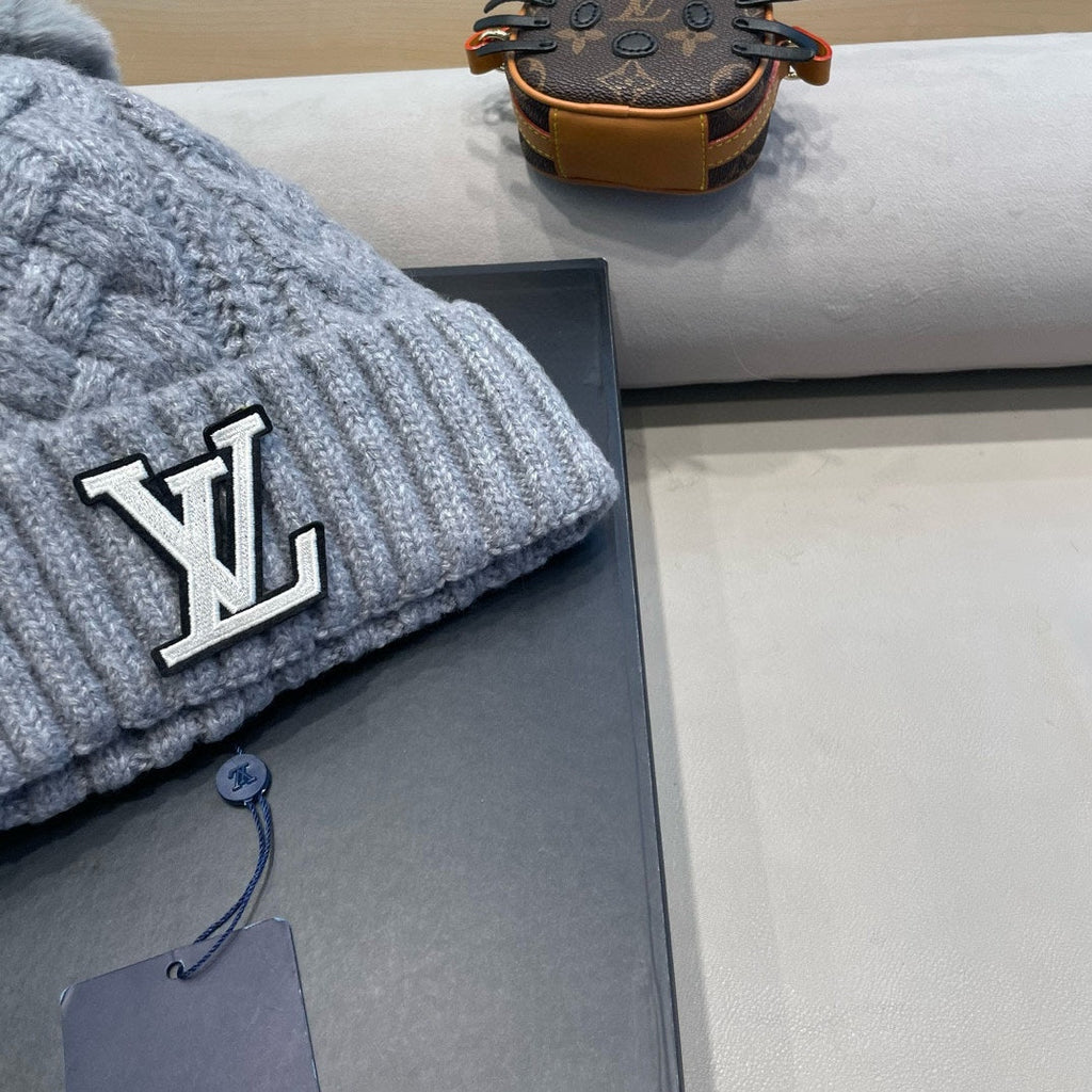 LOUIS VUITTON KNITTED BEANIE HAT IN GRAY WOOL AND LAMB FUR 430046