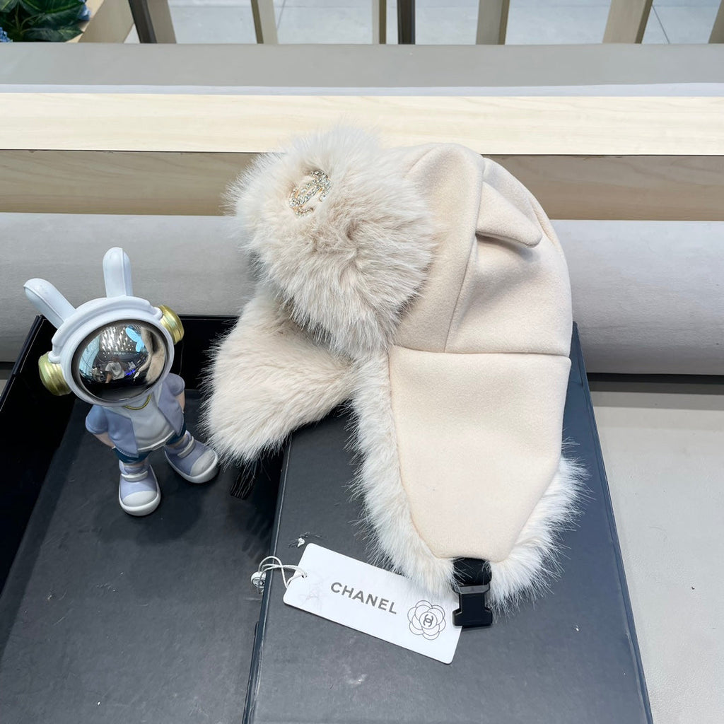 CHANEL TRAPPER HAT IN WHITE SUEDE AND LAMB FUR 429971