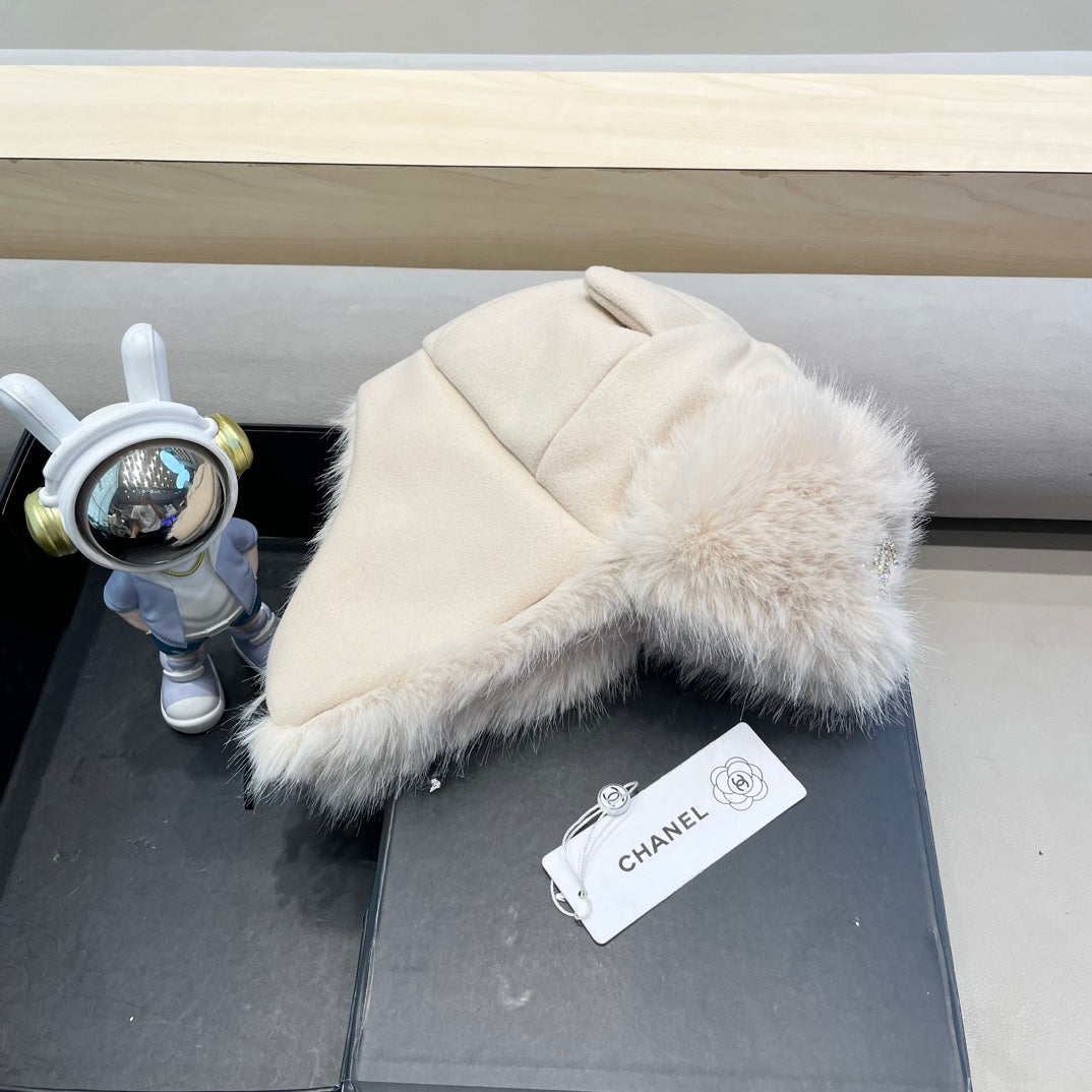 CHANEL TRAPPER HAT IN WHITE SUEDE AND LAMB FUR 429971