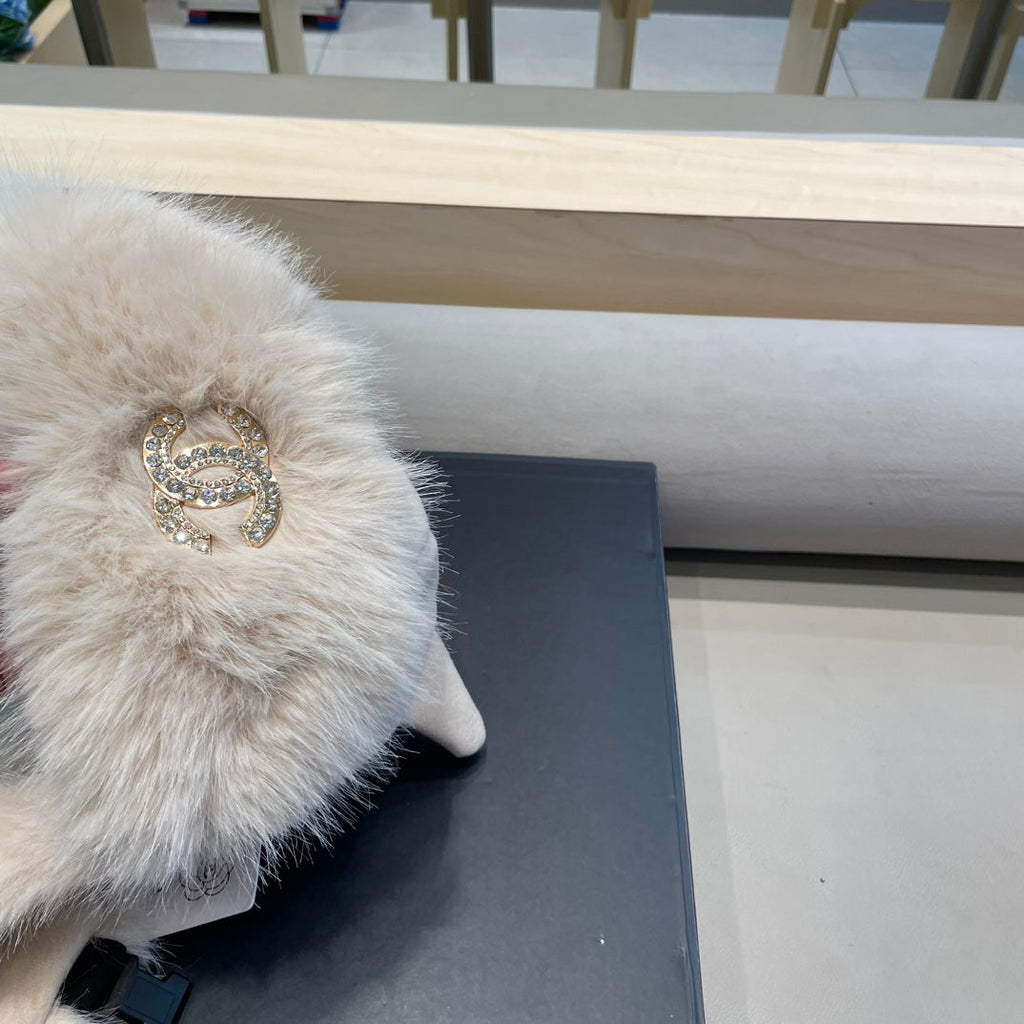 CHANEL TRAPPER HAT IN WHITE SUEDE AND LAMB FUR 429971