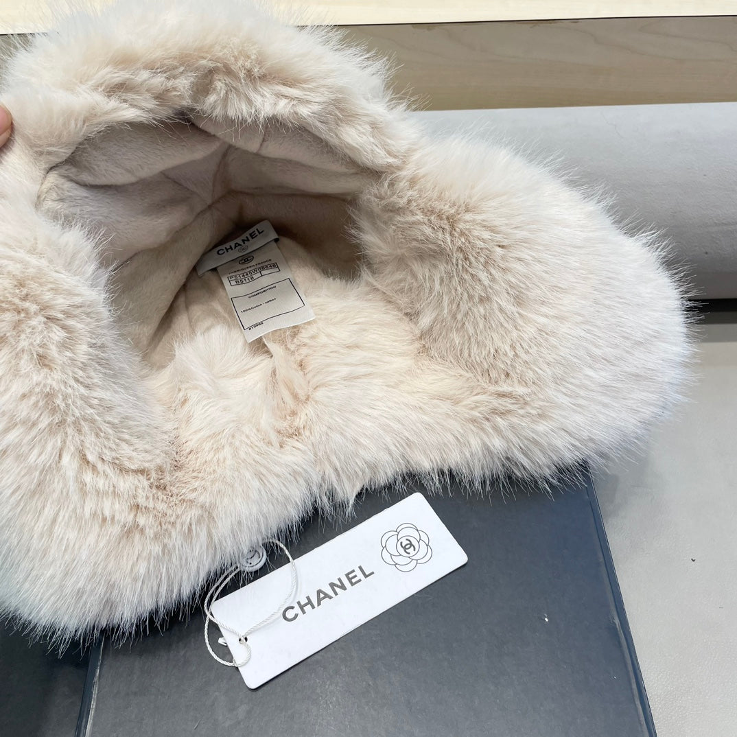 CHANEL TRAPPER HAT IN WHITE SUEDE AND LAMB FUR 429971