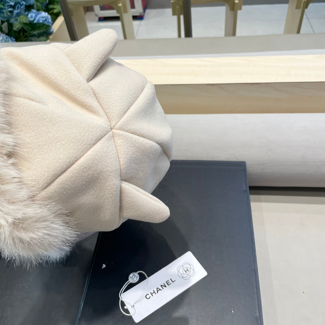 CHANEL TRAPPER HAT IN WHITE SUEDE AND LAMB FUR 429971