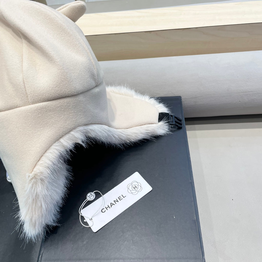 CHANEL TRAPPER HAT IN WHITE SUEDE AND LAMB FUR 429971