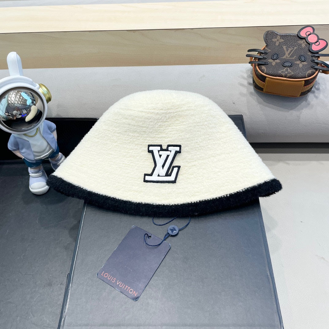 LOUIS VUITTON BUCKET HAT IN WHITE MIX BLACK LAMB FUR 431377