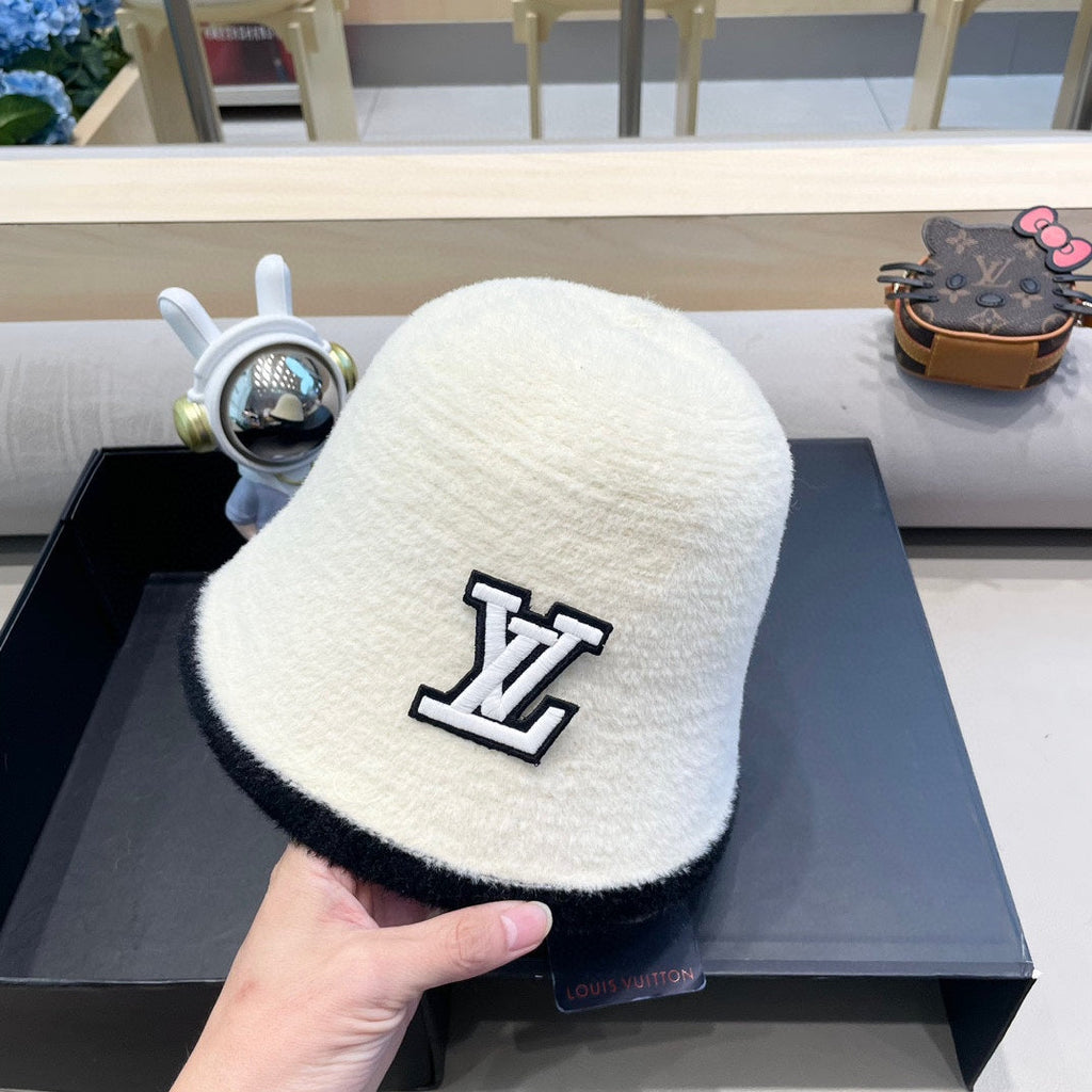 LOUIS VUITTON BUCKET HAT IN WHITE MIX BLACK LAMB FUR 431377