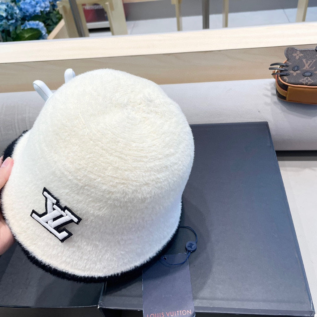 LOUIS VUITTON BUCKET HAT IN WHITE MIX BLACK LAMB FUR 431377