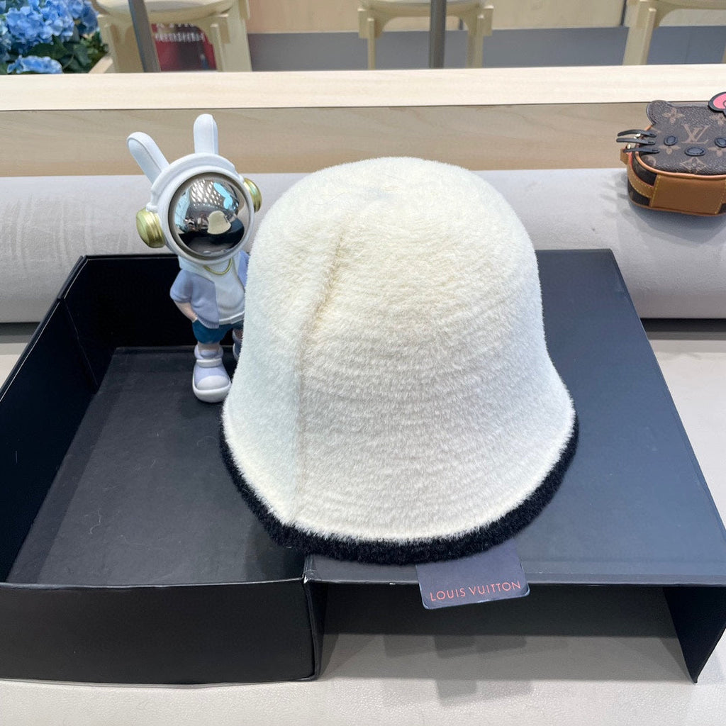 LOUIS VUITTON BUCKET HAT IN WHITE MIX BLACK LAMB FUR 431377