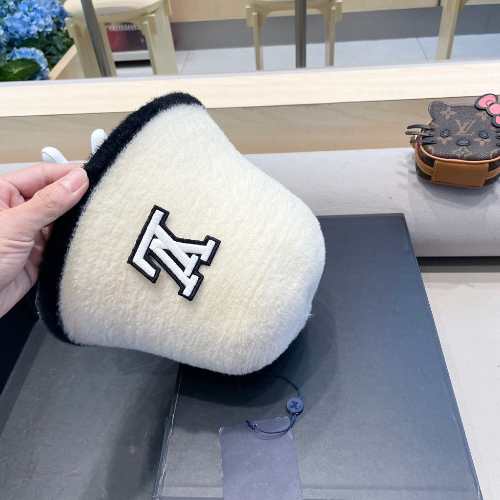 LOUIS VUITTON BUCKET HAT IN WHITE MIX BLACK LAMB FUR 431377