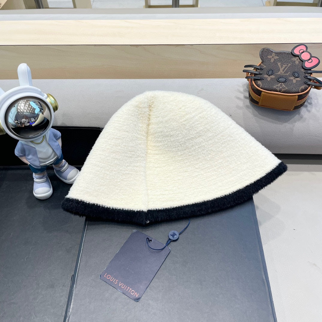 LOUIS VUITTON BUCKET HAT IN WHITE MIX BLACK LAMB FUR 431377