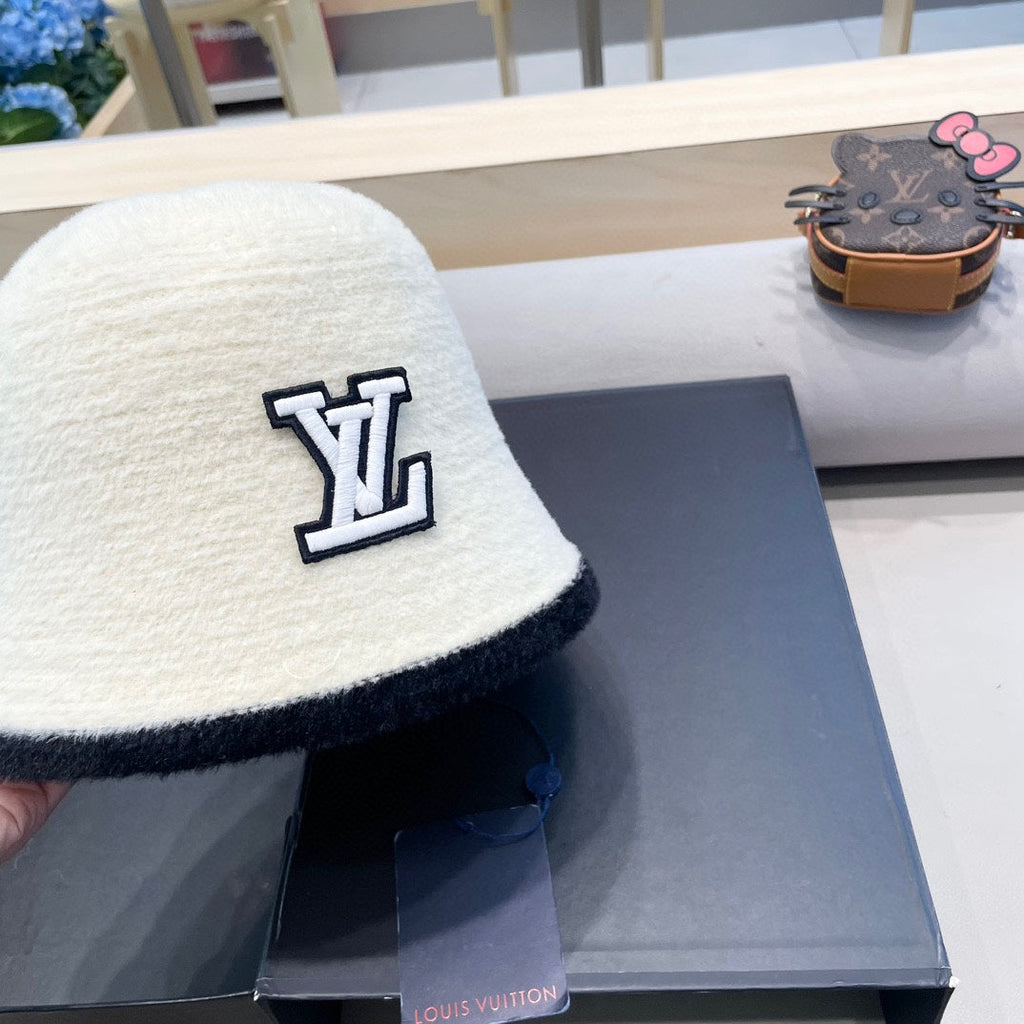 LOUIS VUITTON BUCKET HAT IN WHITE MIX BLACK LAMB FUR 431377