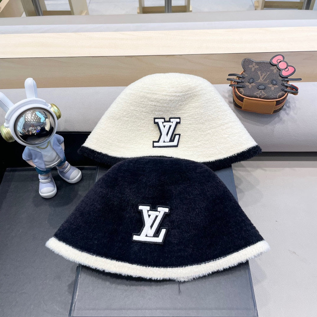 LOUIS VUITTON BUCKET HAT IN WHITE MIX BLACK LAMB FUR 431377