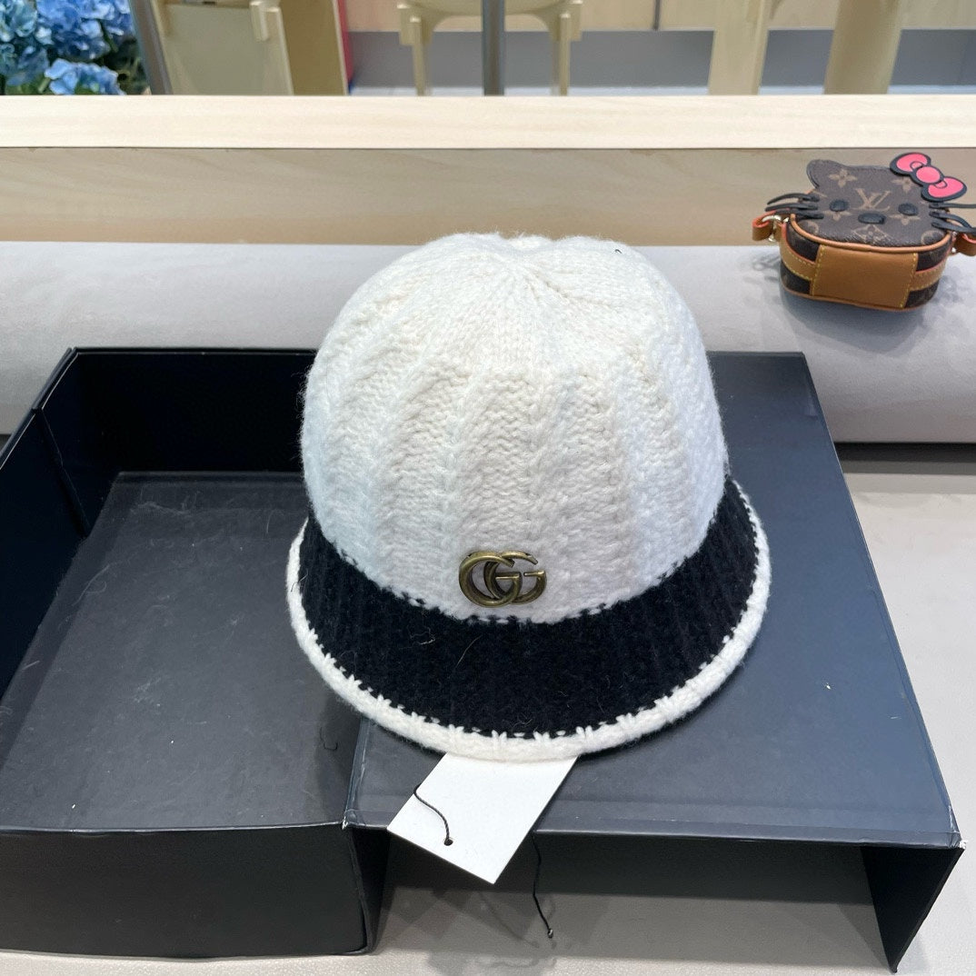 GUCCI KNIT BUCKET HAT IN WHITE MIX BLACK WOOL 431638