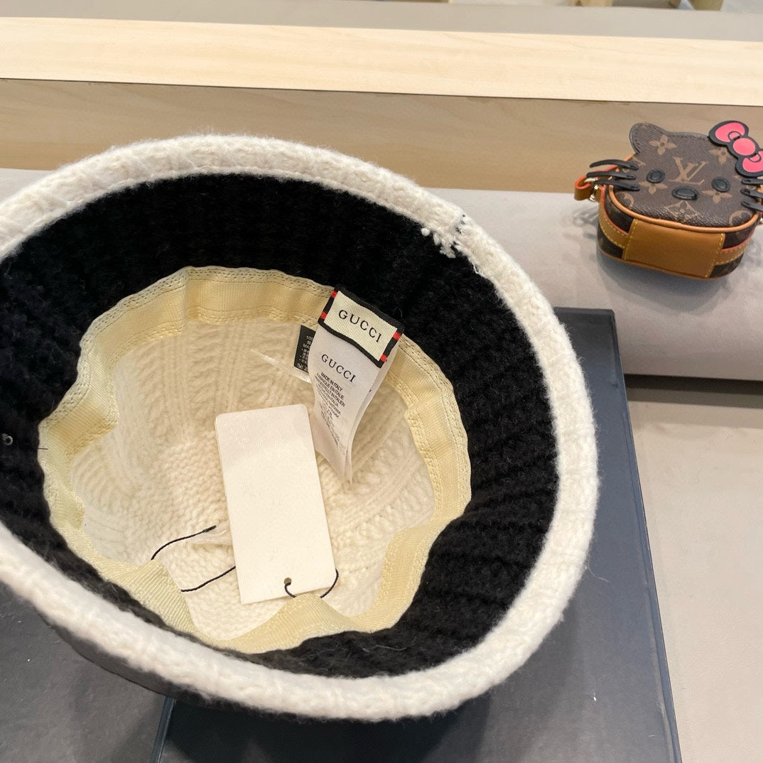 GUCCI KNIT BUCKET HAT IN WHITE MIX BLACK WOOL 431638