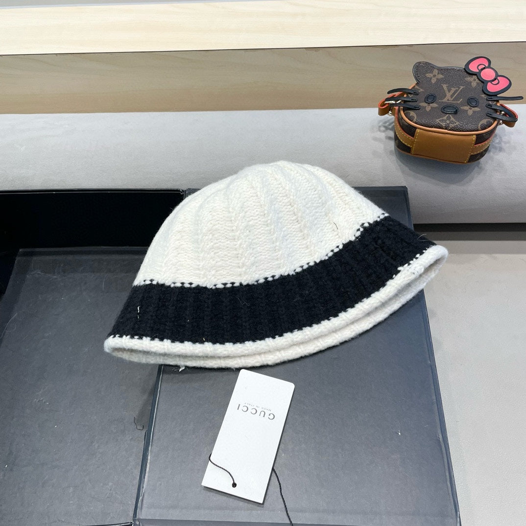 GUCCI KNIT BUCKET HAT IN WHITE MIX BLACK WOOL 431638