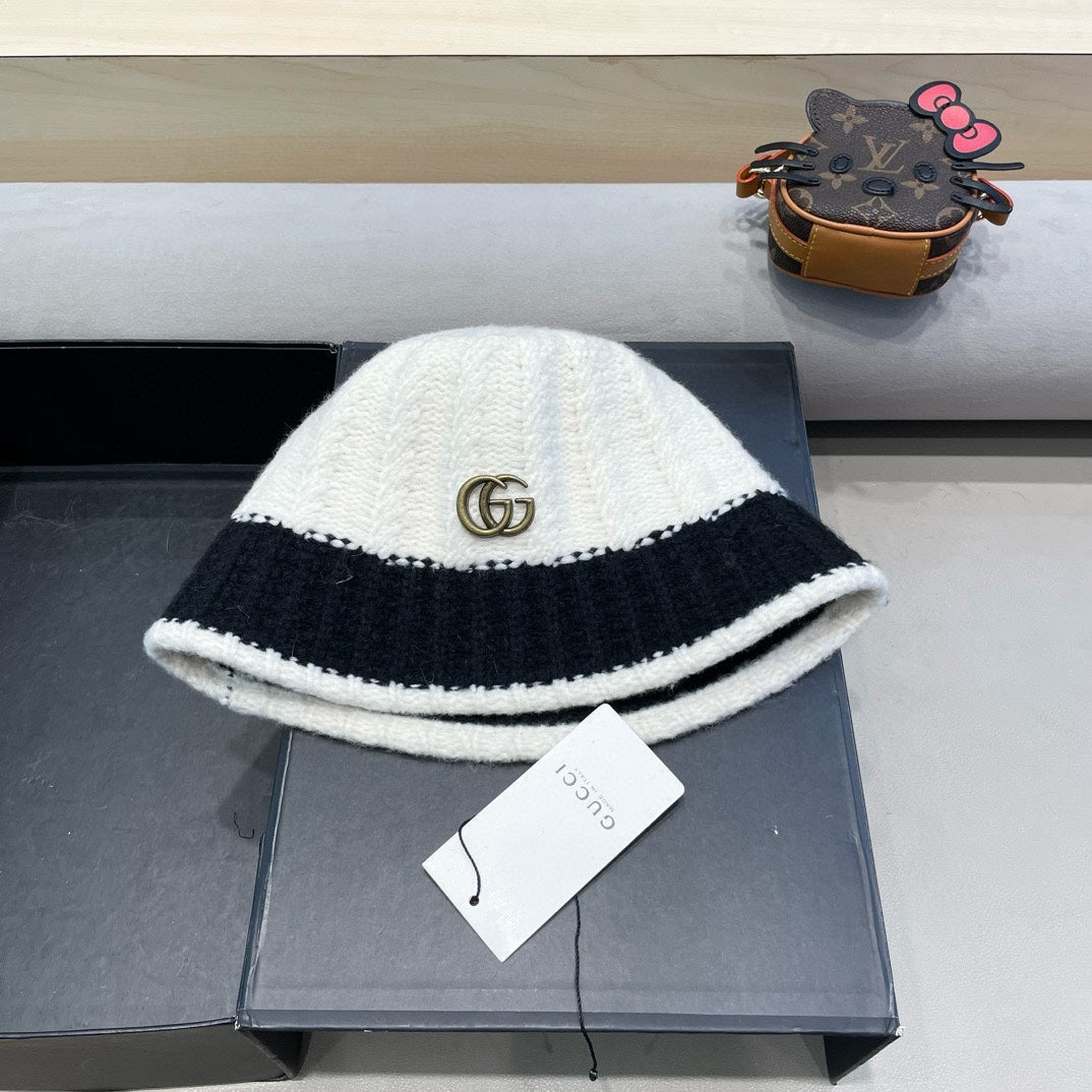GUCCI KNIT BUCKET HAT IN WHITE MIX BLACK WOOL 431638