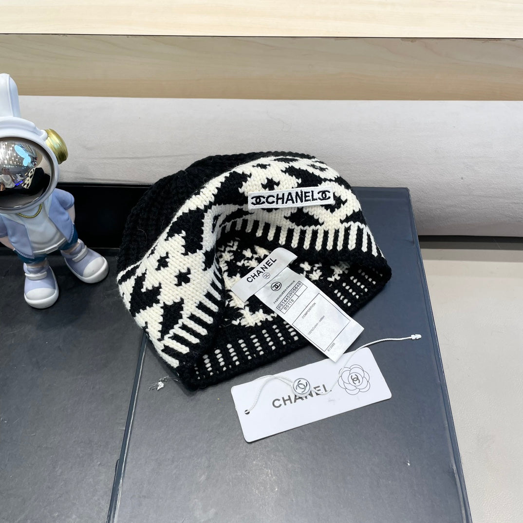 CHANEL BEANIE HAT IN BLACK MIX WHITE WOOL 431698