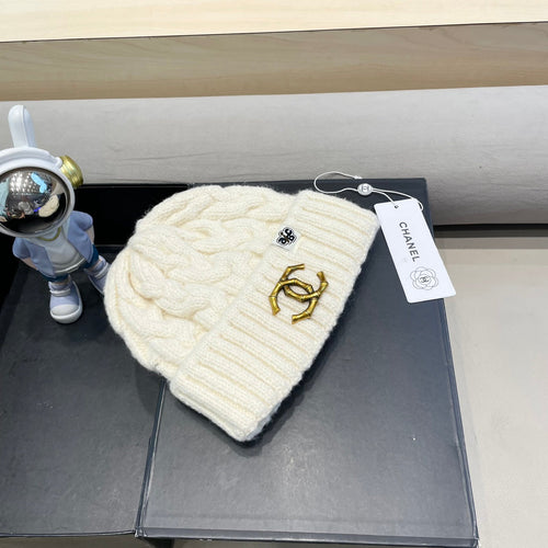 CHANEL BEANIE HAT IN WHITE WOOL 431705