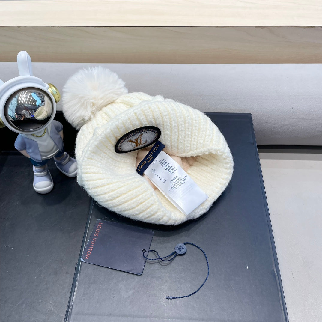 LOUIS VUITTON BEANIE HAT IN WHITE WOOL 433487
