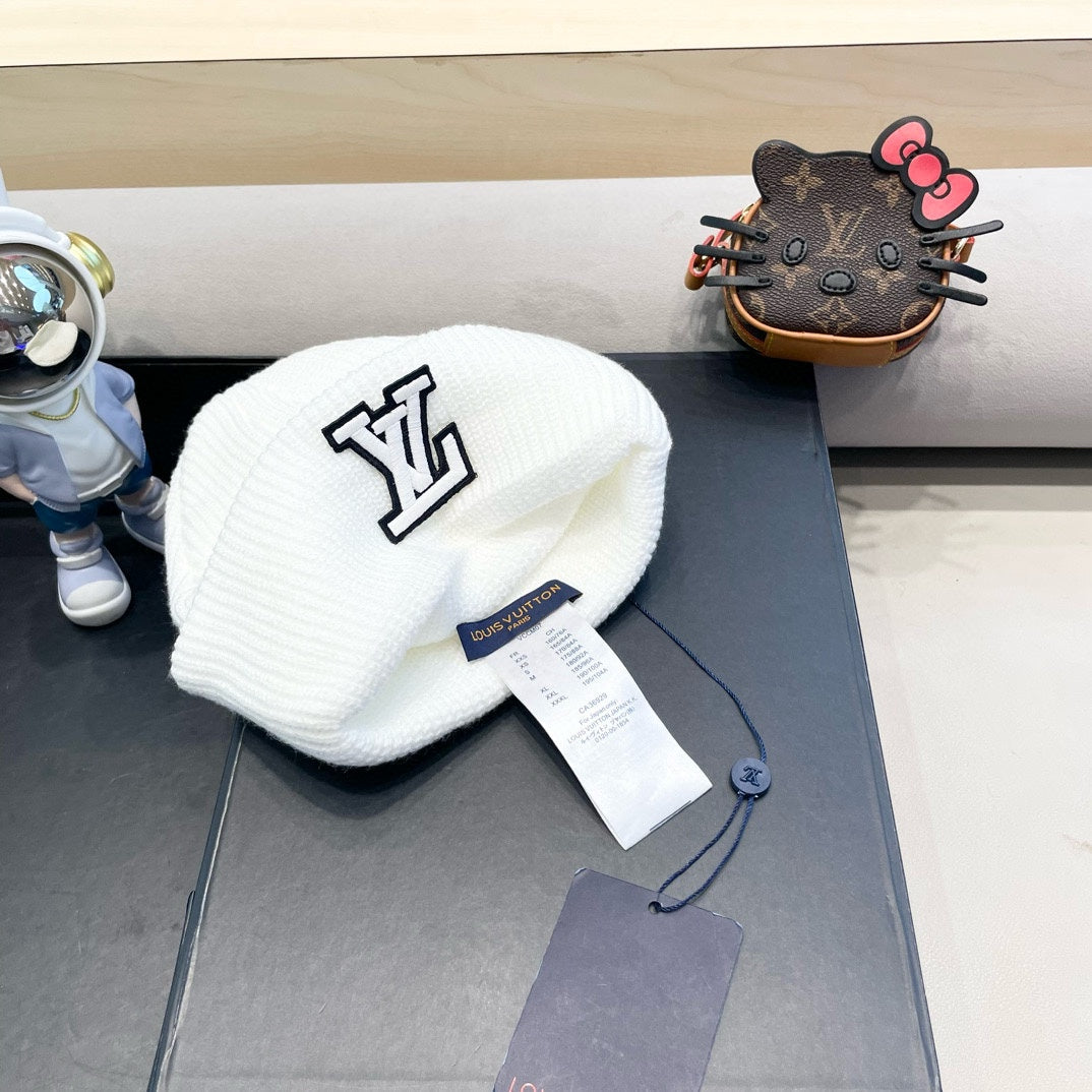 LOUIS VUITTON BEANIE HAT IN WHITE WOOL 435029