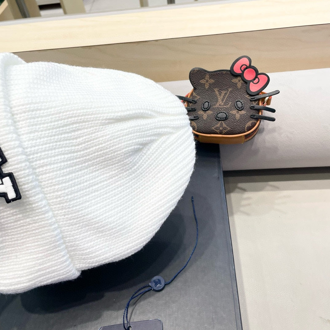 LOUIS VUITTON BEANIE HAT IN WHITE WOOL 435029