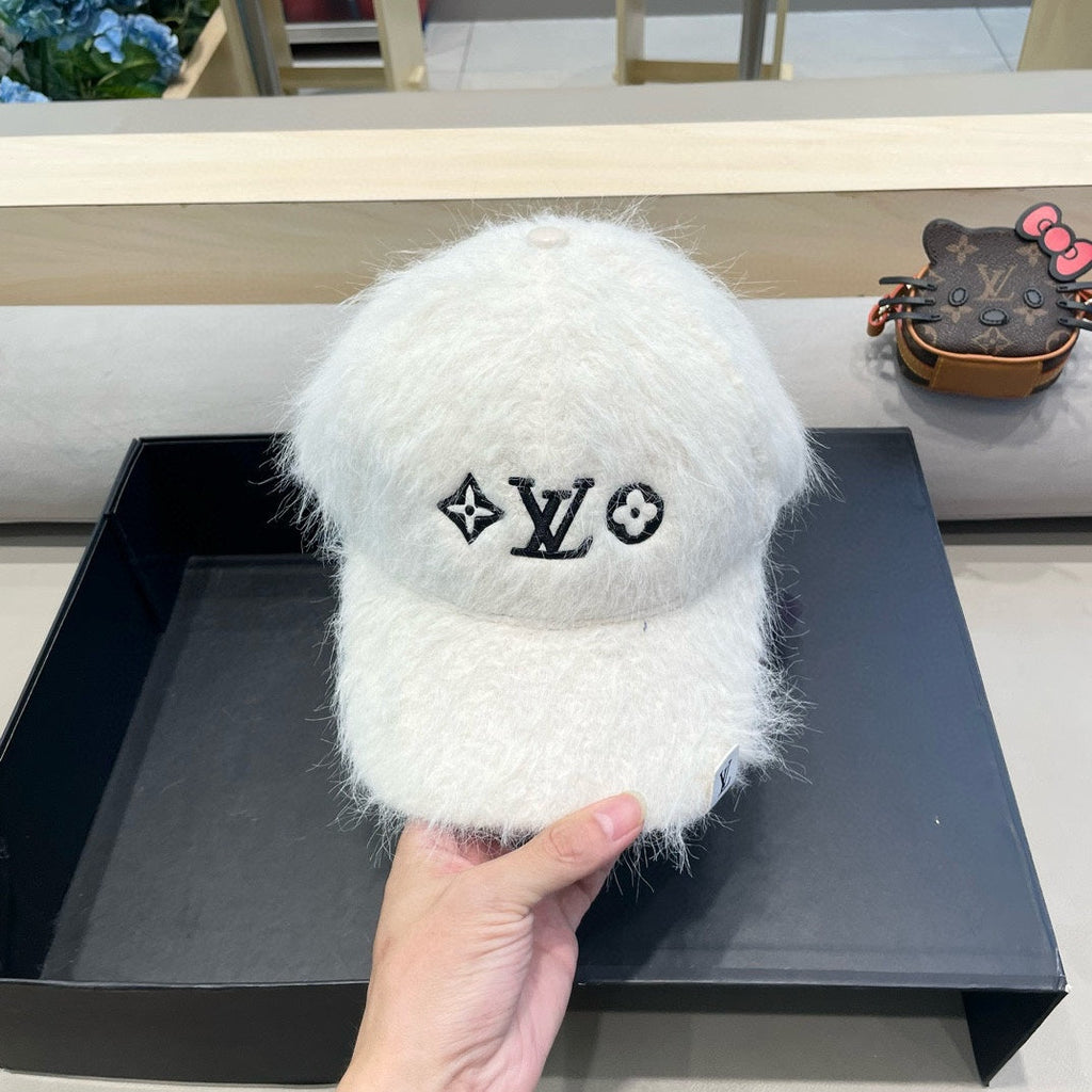 LOUIS VUITTON BASEBALL CAP IN WHITE RABBIT FUR 434935