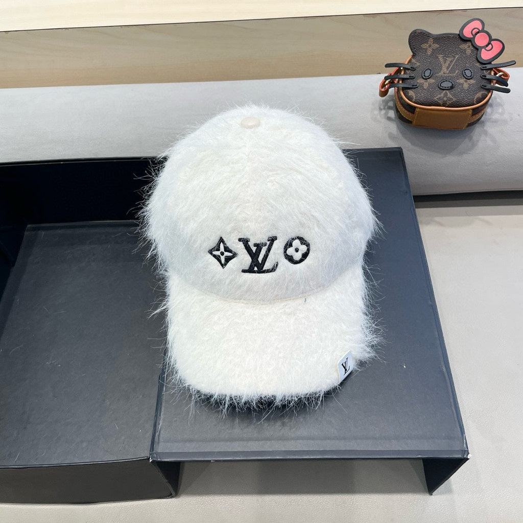 LOUIS VUITTON BASEBALL CAP IN WHITE RABBIT FUR 434935