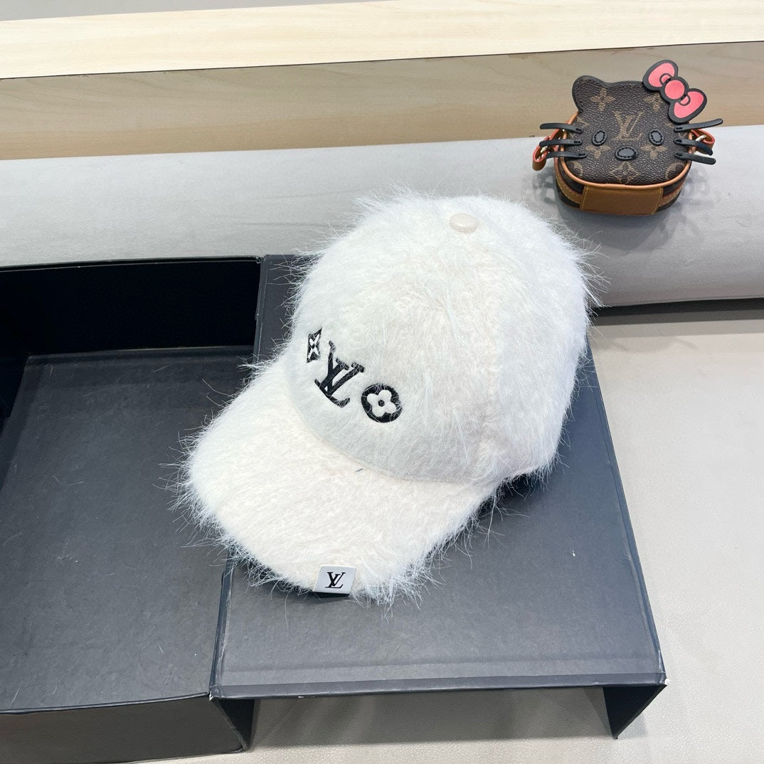 LOUIS VUITTON BASEBALL CAP IN WHITE RABBIT FUR 434935