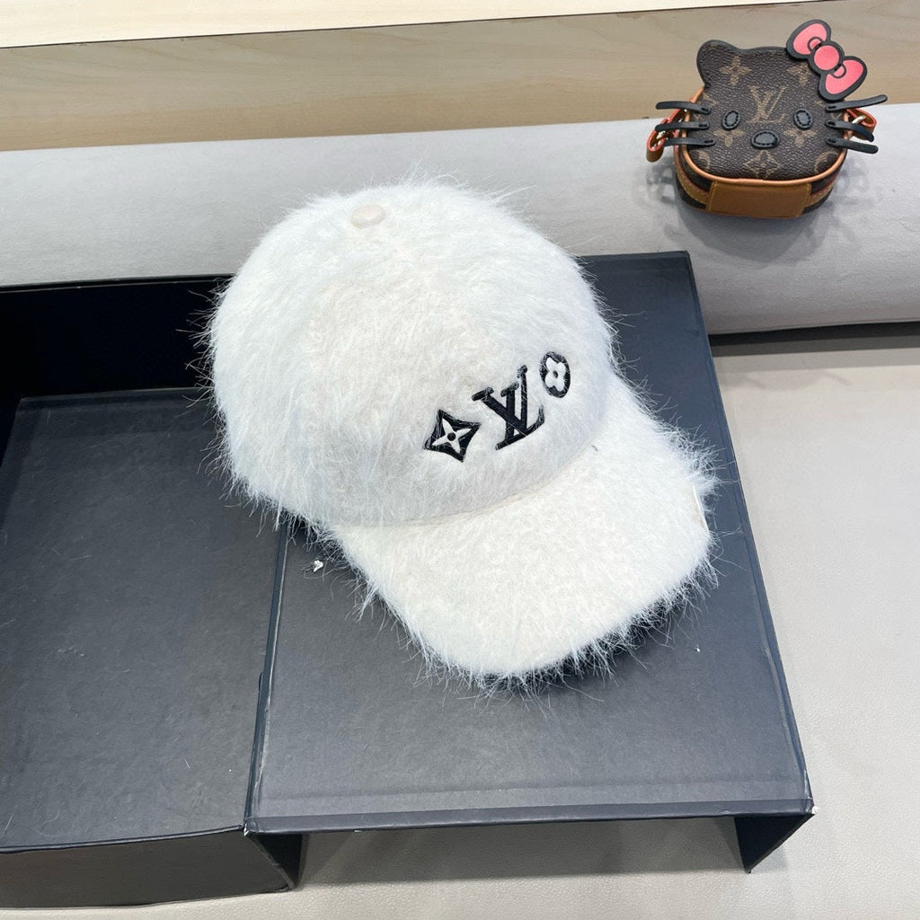 LOUIS VUITTON BASEBALL CAP IN WHITE RABBIT FUR 434935