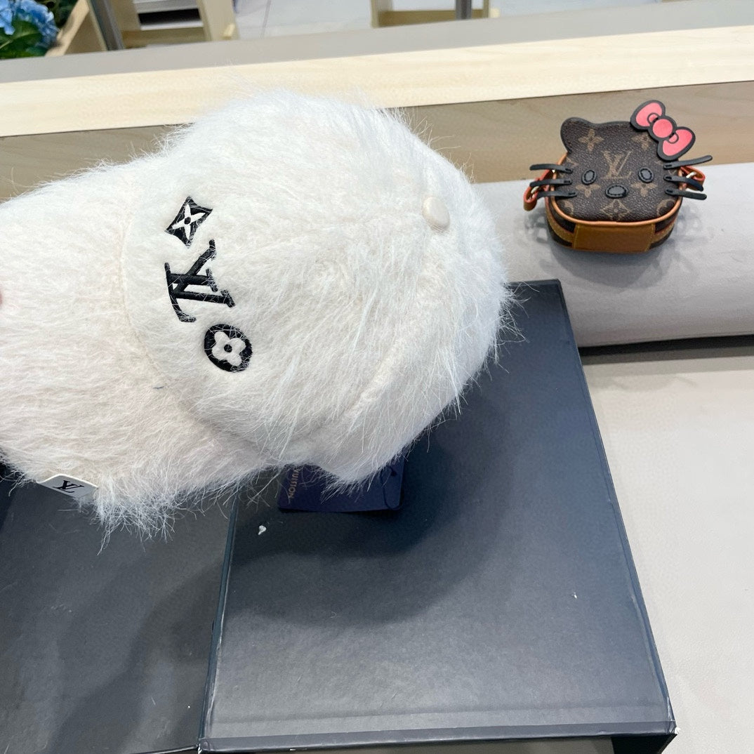 LOUIS VUITTON BASEBALL CAP IN WHITE RABBIT FUR 434935