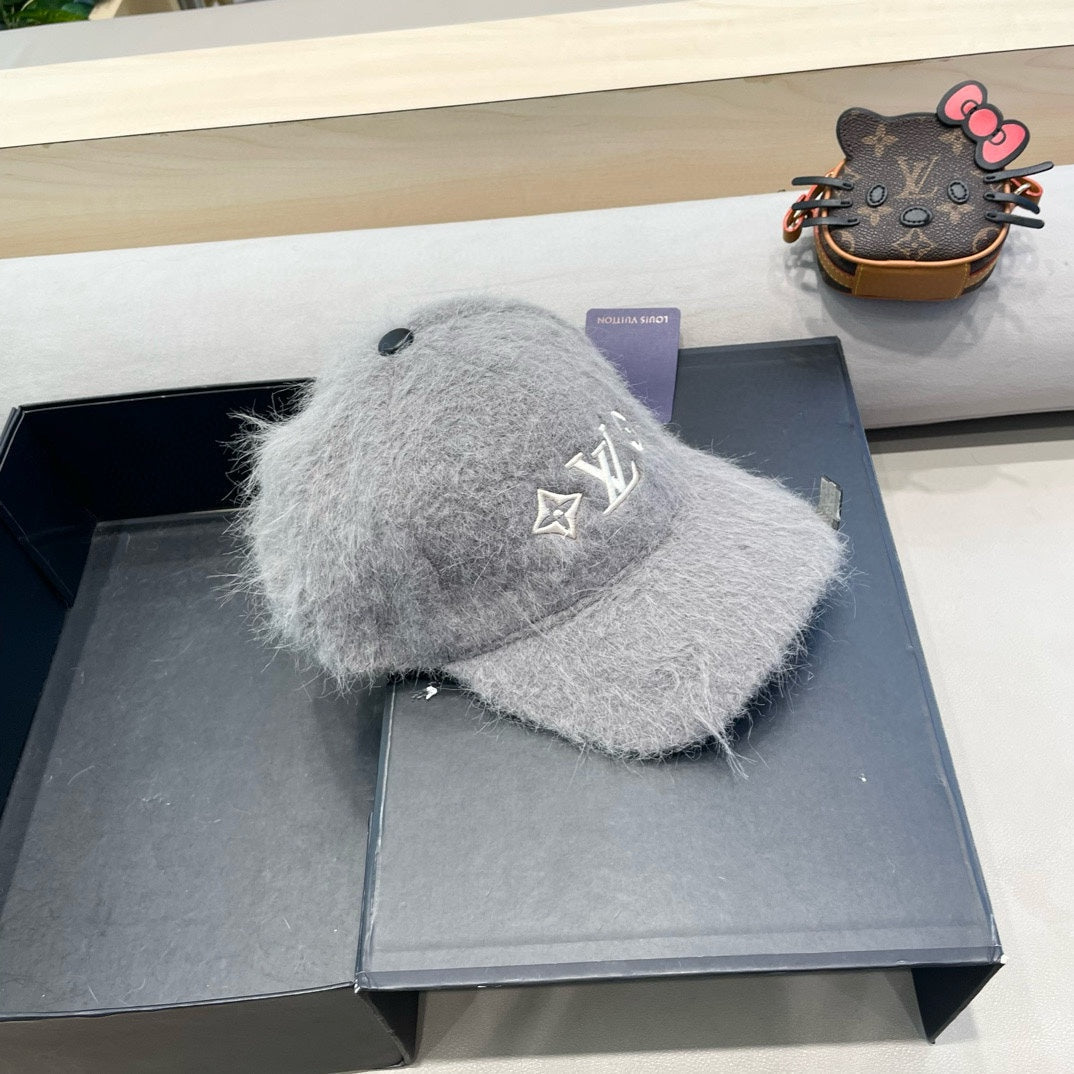 LOUIS VUITTON BASEBALL CAP IN GRAY RABBIT FUR 434937