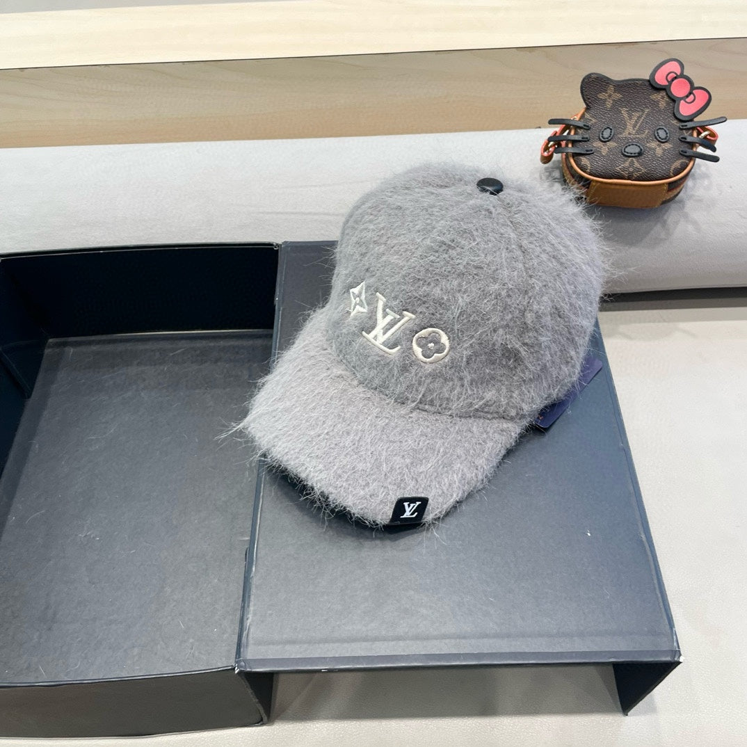 LOUIS VUITTON BASEBALL CAP IN GRAY RABBIT FUR 434937