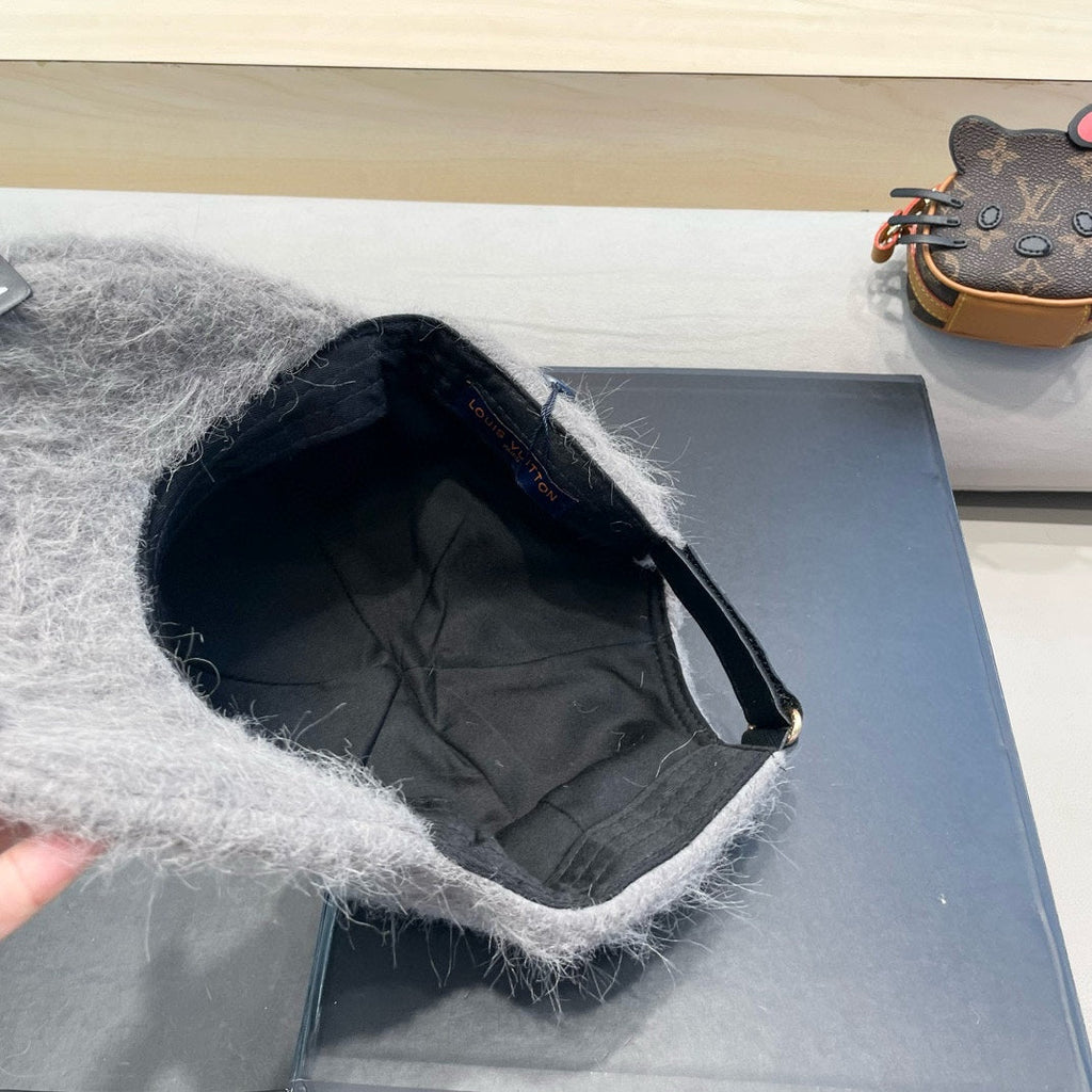LOUIS VUITTON BASEBALL CAP IN GRAY RABBIT FUR 434937