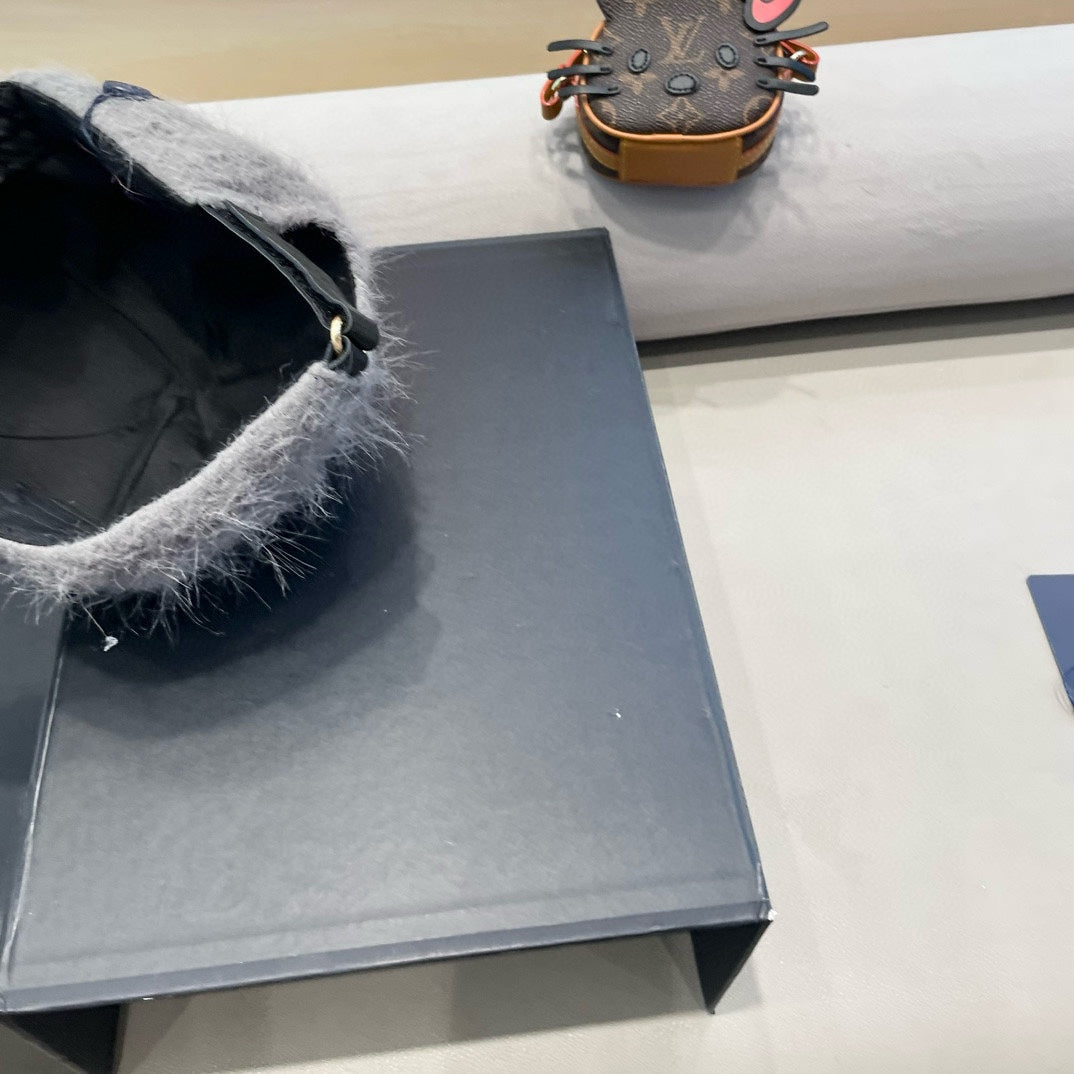 LOUIS VUITTON BASEBALL CAP IN GRAY RABBIT FUR 434937