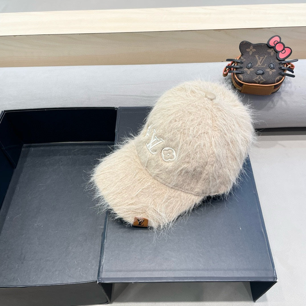 LOUIS VUITTON BASEBALL CAP IN BEIGE RABBIT FUR 434938