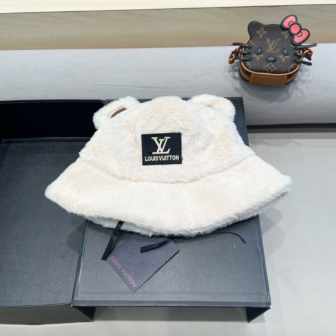 LOUIS VUITTON BUCKET HAT IN WHITE WOOL AND LAMB FUR 434940